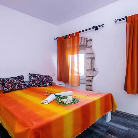 Сasa de vacaciones 4 Bedroom Lovely In Hrboki