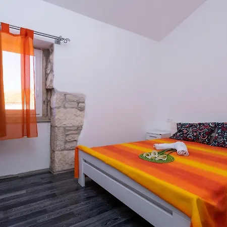 Vikendica 4 Bedroom Lovely In *