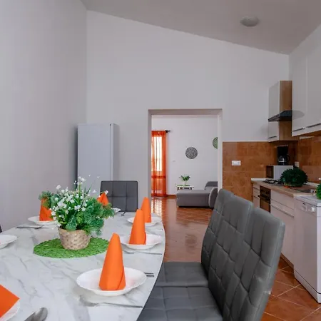 Vikendica 4 Bedroom Lovely In *