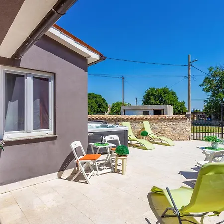 Vikendica 4 Bedroom Lovely In