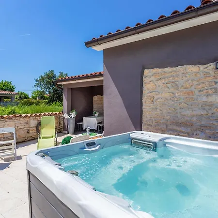 Сasa de vacaciones 4 Bedroom Lovely In *